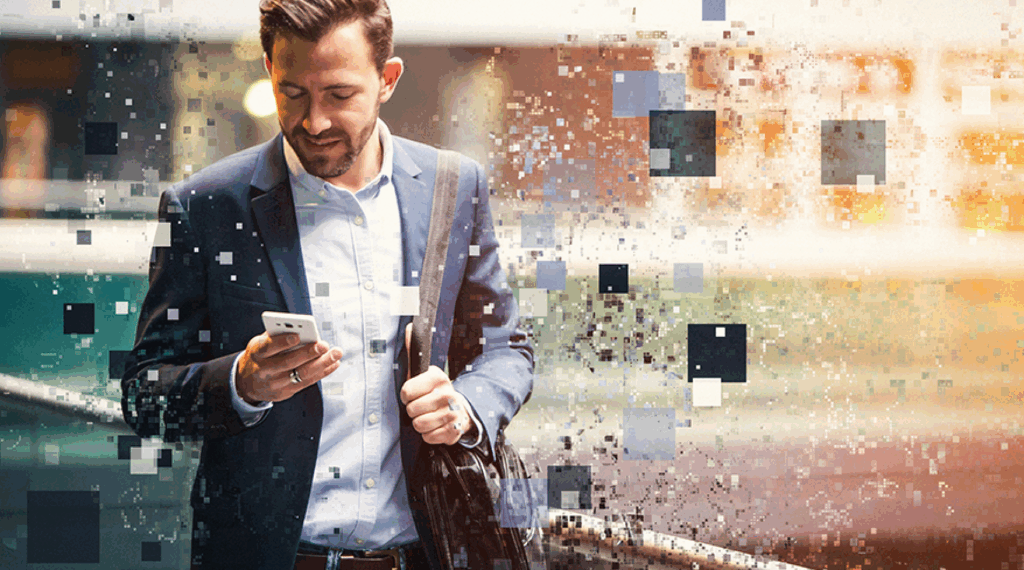 Meine Daten - junger Mann mit kurzen Haaren und Bart in Anzug mit Blick auf sein Handy in der rechten Hand und mit Aktentasche auf der linken Schulter. Die Szenerie um ihn herum ist durch einen Pixeleffekt verzerrt.