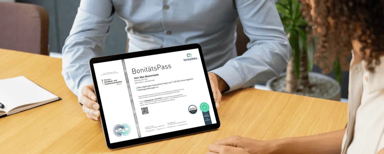 Vermieter prüft die Bonität eines Mietinteressenten anhand eines BonitätsPass auf dem Tablet