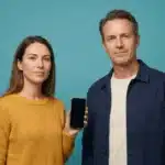 Vermieter prüft SCHUFA-Auskunft eines Mietinteressenten